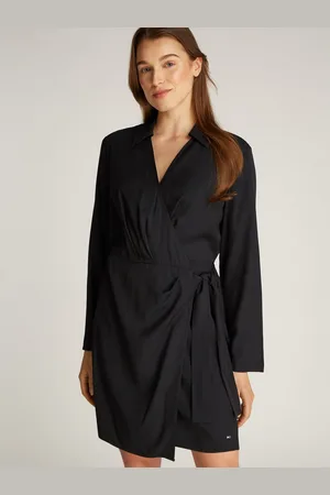 Tommy Hilfiger Wikkeljurk FLUID VIS LS WRAP SHORT DRESS in wikkelontwerp, met metalen label