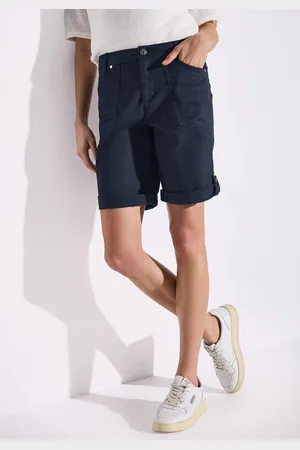 Street one Bermuda Style Yulius