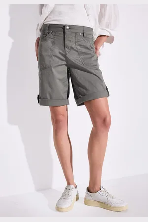 Street one Bermuda Style Yulius