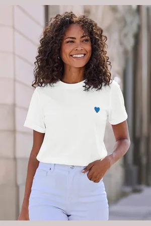 Lascana T-shirt met schattige geborduurde hartjes, katoenen shirt met korte mouwen
