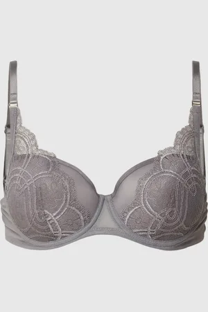 Mey Beha met kant, model 