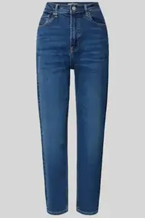 Armedangels Mom fit jeans in 5-pocketmodel, model 