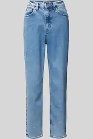 Armedangels Mom fit jeans in 5-pocketmodel, model 