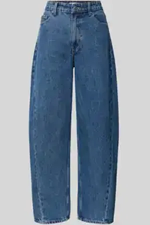EDITED the label Mom fit jeans in 5-pocketmodel, model 
