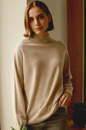 REPEAT cashmere Naadloos gebreide cashmere trui met opstaande kraag