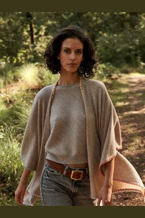 REPEAT cashmere Cape met contrastnaden en festonsteek