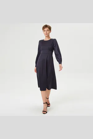 S.J. Aangepaste en wijd uitlopende vloeibare blouse -jurk