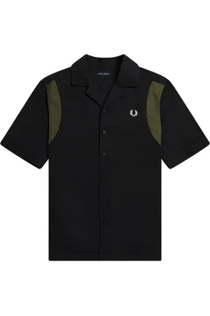 Fred Perry Bowlingshirt met zwarte panelen en korte mouwen