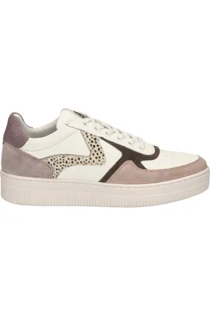 Maruti Momo lage sneakers