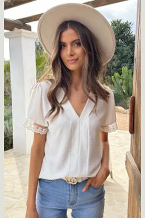 Fashion Musthaves Lace Detail Top