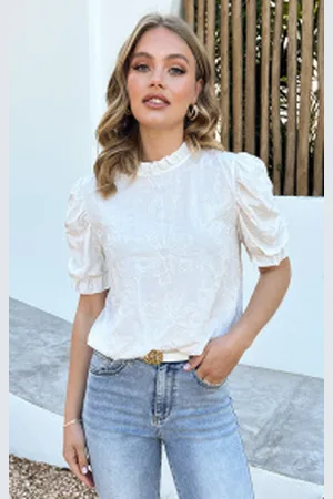 Fashion Musthaves Ruffle Top Detailed Flower