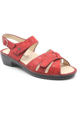 Finn Buka Sandalen