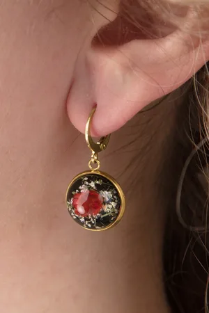 Urban Hippies Vergulde oorbellen met gedroogde bloemen in rood