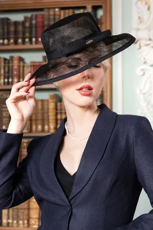 Bronté Nora Ceremonial hoed in