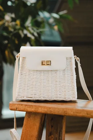 Amici Ollie Rattan Crossbody tas in