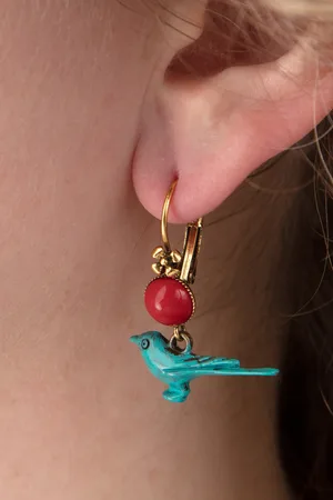 Urban Hippies Birdie vergulde oorbellen in blauw en rood