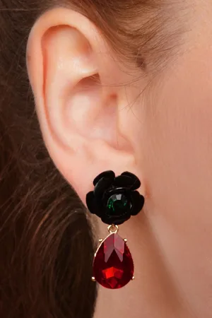 Lovely Rock And Rose Teardrop oorbellen in rood en zwart