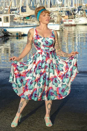 Miss Candyfloss Flava Lee Hibiscus swing jurk in wit en multi