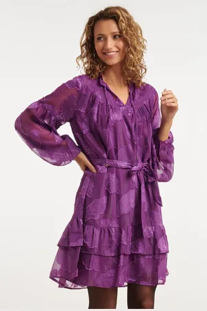Smashed Lemon 24697 paarse chiffon jacquard v-hals jurk met bladmotief