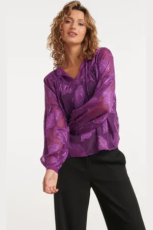 Smashed Lemon 24698 paarse chiffon jacquard v-hals top met bladmotief