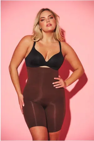 NIKKIE. Medium corrigerende short