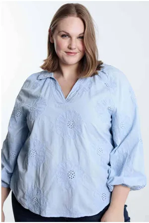Paprika Blousetop lichtblauw broderie