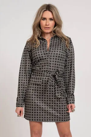 NIKKIE. Jurk met logo