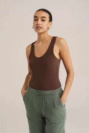 WE Fashion Mouwloze top bruin